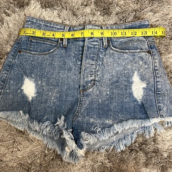 Vintage Guess High Rise Light Wash Distressed Denim Shorts - Picture 6 of 7